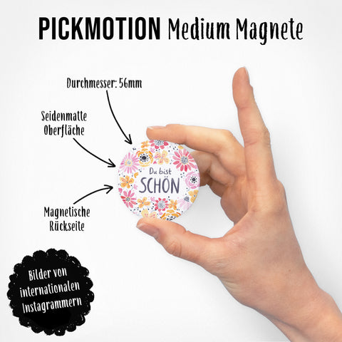 Hand hält einen blumig gestalteten Magneten aus dem Aufmunterungs-Magnete Set (3 Magnete M) von Pickmotion mit Sprüchen und Sternzeichen-Symbolen; die Merkmale sind rundum beschriftet.