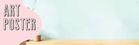 Minimalistisches Kunstposter mit rosafarbener Form, schwarzem Text mit der Aufschrift "Art Poster" und einem Holztisch vor einer hellblauen Wand.