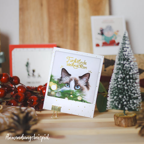 Das "Heimelige Grüße | 5er Postkarten-Set" von Pickmotion zeigt festliche Katzen-Polaroids mit goldenen Akzenten und weihnachtlicher Stimmung - die perfekte Instagram-Inspiration für alle, die auf der Suche nach funkelnden Weihnachtskartenideen sind.