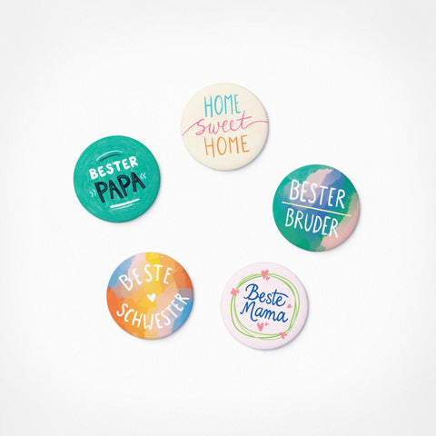 Das Magnetische Familienbande Magnet Set von Pickmotion enthält 5 bunte Magnete mit deutschen und englischen Familientiteln - ideal als Dekoration oder verspielte Illustrationen für Ihr Zuhause.