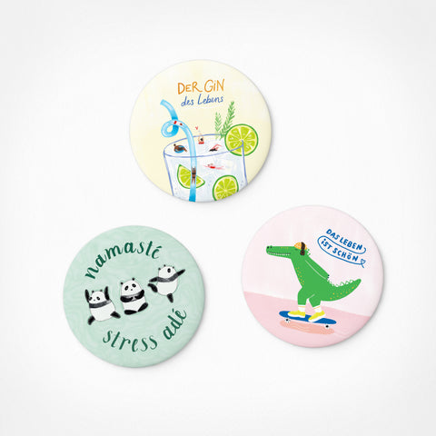 Das Magnet-Set "Anziehendes Leben" von Pickmotion enthält drei einzigartige Magnete in M-Größe: ein Gin-Glas mit Text, Pandas mit Namaste und ein Krokodil auf einem Skateboard - Designs, die von Instagram-Künstlern inspiriert wurden.