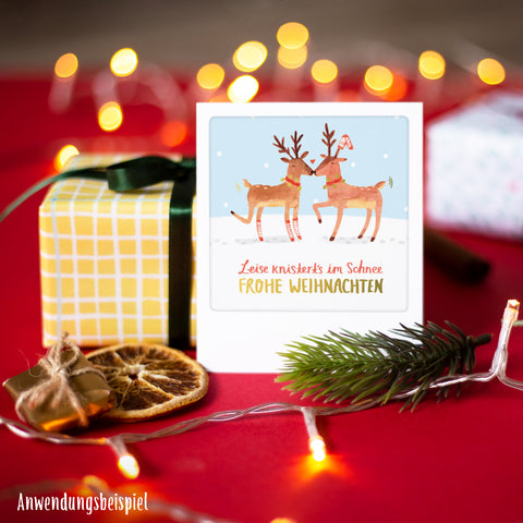 Ein festliches 5-teiliges Pickmotion-Postkartenset "Besinnliche Momente" mit zwei Rentieren, einem Geschenk, einem Tannenzweig, einer getrockneten Orange und einer Lichterkette - ideal als Weihnachtskarten mit Goldeffekten und weihnachtlichen Sprüchen.