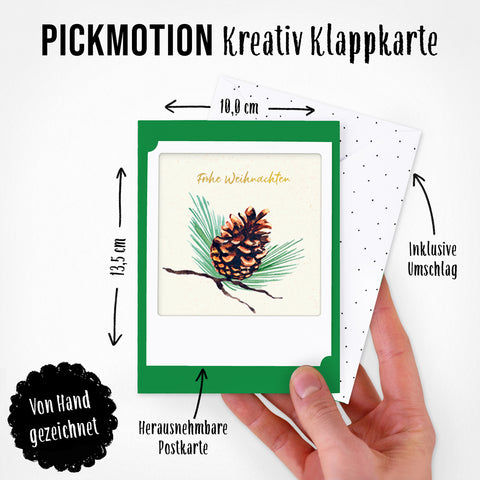 Eine Hand hält ein Pickmotion Besinnliche Weihnachten 2er Kleine Klappkarten-Set mit weihnachtlichen Tannenzapfen-Illustrationen und deutschem Text sowie einem Briefumschlag - ideal zum Verteilen von Weihnachtsgrüßen.