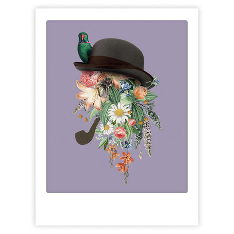 Eine stilvolle Note: "Vintage Flower Vibes" von Pickmotion zeigt einen grünen Vogel auf einem Hut über einem Blumengesicht mit einer Pfeife, das in Lila gehalten ist - ein Kunstposter, das sich ideal für individuelle Rahmen eignet.
