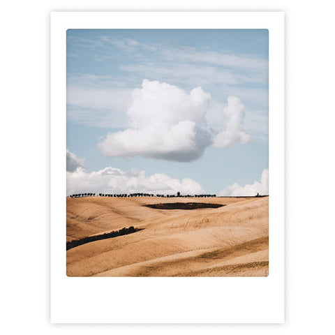 Soft cloud von Pickmotion zeigt eine flauschige weiße Wolke über sanften goldenen Hügeln unter einem blauen Himmel mit verstreuten Wolken - ein Kunstposter, das jedem Raum einen stilvollen Touch verleiht.