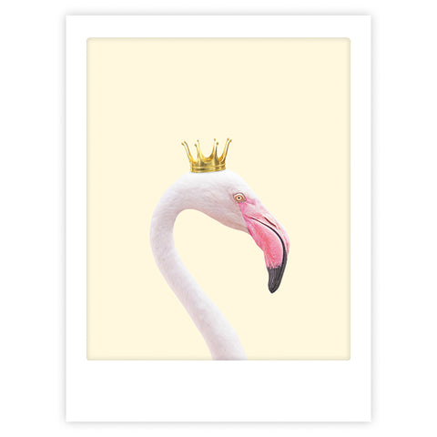 Das "royal flamingo" Kunstposter von Pickmotion zeigt einen rosa Flamingo mit einer kleinen goldenen Krone auf cremefarbenem Hintergrund - perfekt für maßgefertigte Bilderrahmen und um jedem Raum stilvollen Charakter zu verleihen.