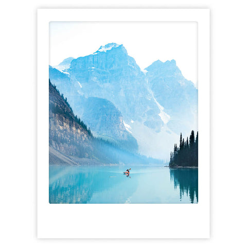 Zwei Personen paddeln auf einem ruhigen türkisfarbenen See, umrahmt von Kiefern und nebligen Bergen - eine Szene aus Pickmotion's "blue lake adventures", ideal als Kunstposter oder zur individuellen Rahmung.