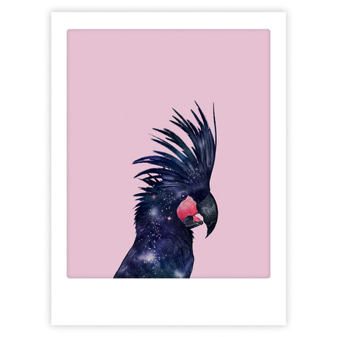 Das Universum Papagei ise Kunstposter von Pickmotion zeigt einen Kakadu mit galaktisch gemusterten Federn auf einem rosa Hintergrund - perfekt, um jedem Raum einen stilvollen Charakter zu verleihen.
