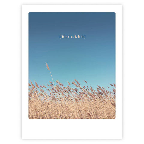 Goldene Gräser wiegen sich unter einem blauen Himmel mit dem Schriftzug "breathe" an der Spitze - dieses Pickmotion Art Poster ist eine stilvolle Wahl, die sich perfekt für maßgeschneiderte Rahmen eignet.
