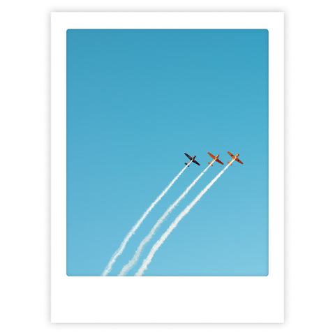 Trinity flight" von Pickmotion-ein auffallendes Kunstposter von drei kleinen Flugzeugen in Formation mit Rauchspuren in einem klaren blauen Himmel. Verfügt über exklusive Motive und ist mit maßgefertigten Bilderrahmen erhältlich, perfekt für jeden Raum.