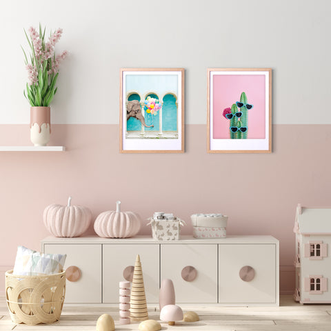 Pastellfarbenes Kinderzimmer mit dem "we are family"-Kunstposter von Pickmotion, maßgefertigten Bilderrahmen, Plüschdekoration, Stauraum und einem Spielzeugpuppenhaus für stillvollen Charakter.