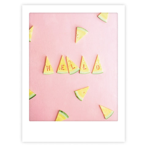 Das Kunstposter "summer vibes" von Pickmotion zeigt Wassermelonenscheiben mit dem Schriftzug HELLO auf rosafarbenem Hintergrund - ein stilvoller, verspielter Akzent für jeden Raum, ob einzeln oder in einem individuellen Rahmen aufgehängt.