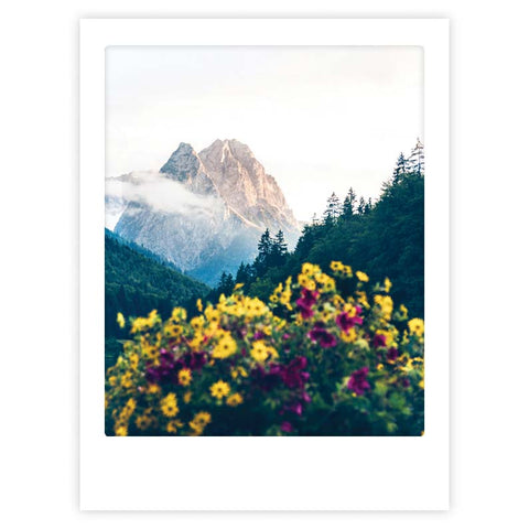 Verleihen Sie jedem Raum einen stilvollen Charakter mit "wanderlust" von Pickmotion, das einen Berggipfel, Wildblumen und immergrüne Bäume zeigt - perfekt als Kunstposter und ideal für maßgefertigte Bilderrahmen, um die Schönheit der Natur zu präsentieren.