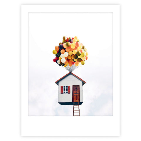 Das Kunstposter "up up and away" von Pickmotion zeigt ein kleines Haus mit stilvollem Charakter, das sich in den Himmel erhebt, getragen von bunten Ballons, die eine skurrile Szene schaffen.