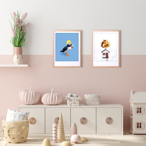 Ein Kinderzimmer mit zartrosa Dekoration verfügt über eine Aufbewahrungsmöglichkeit für Spielzeug und zwei Kunstdrucke "up up and away" von Pickmotion in maßgefertigten Rahmen über dem Schrank, die dem Raum eine stilvolle Note verleihen.