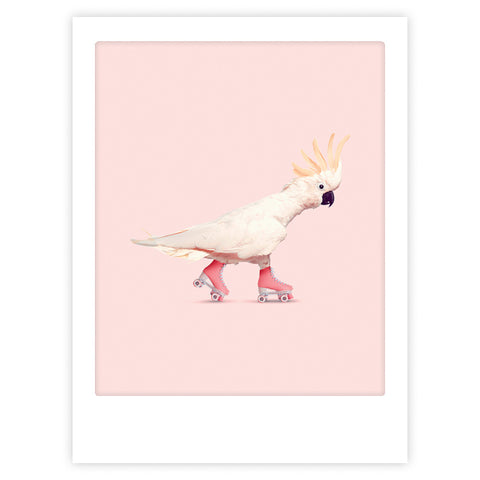 Das "Rock n Roll Birdy" Kunstposter von Pickmotion zeigt einen weißen Kakadu in rosa Rollschuhen auf einem blassrosa Hintergrund - ideal, um Ihrem Raum mit individuellen Rahmen einen stilvollen Charakter zu verleihen.
