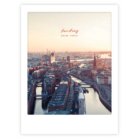 Genießen Sie eine atemberaubende Luftaufnahme von Hamburg bei Sonnenuntergang auf dem Kunstposter "sunset over hamburg" von Pickmotion - stilvoll im Design und ideal für jeden Bilderrahmen.