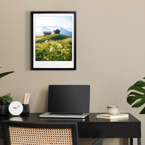 Das gerahmte Kunstposter "the sound of music" von Pickmotion verleiht einem schwarzen Schreibtisch mit Laptop, Uhr und Tasse einen raffinierten Stil.