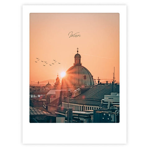 Erleben Sie das sonnige Wien von Pickmotion - ein Kunstposter mit den Dächern Wiens, einem kuppelförmigen Wahrzeichen, fliegenden Vögeln und "Wien" in Fettschrift. Dieses internationale Motiv ist perfekt für maßgefertige Bilderrahmen.