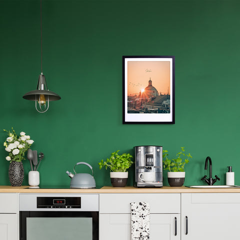 Moderne Küche mit grüner Wand, Kaffeemaschine, Topfpflanzen und einem Kunstposter in einem maßgefertigten Bilderrahmen mit Pickmotion's "sunny vienna" über dem Tresen.