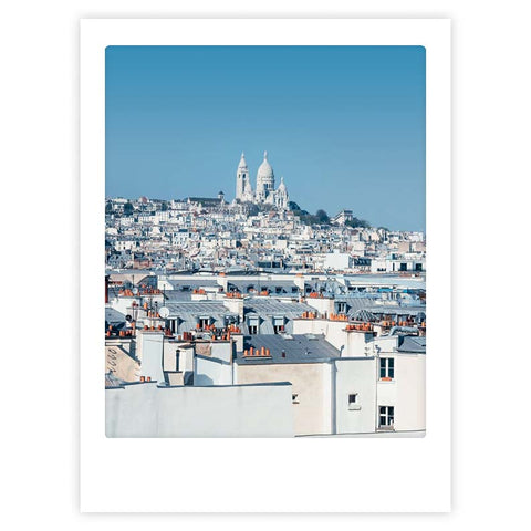 Erleben Sie "die Frau in Weiß" von Pickmotion - ein Kunstposter mit einer Dachansicht von Paris mit Sacré-Cœur, das jedem Raum einen stilvollen Charakter verleiht und sich ideal für individuelle Rahmen eignet.