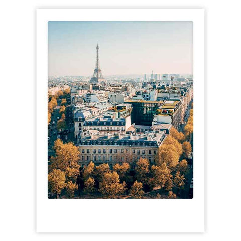 Luftaufnahme von Paris mit dem Eiffelturm und Herbstbäumen, abgebildet im "autumn in paris" Art Poster von Pickmotion - ideal für einen maßgefertigten Bilderrahmen.