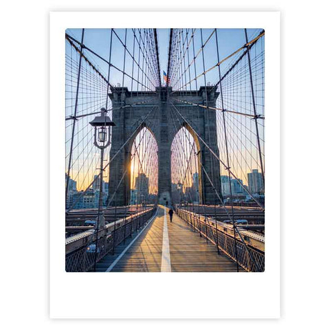 Wenn die Sonne über der Brooklyn Bridge aufgeht, fängt "walk with me to nyc" von Pickmotion diese Szene ein - perfekt für maßgefertigte Bilderrahmen und einen stilvollen Charakter in Ihrem Raum.
