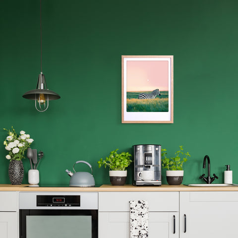 Die moderne Küche mit grünen Wänden, Pflanzen, Kaffeemaschine und dem "Zebrastreifen" Kunstposter von Pickmotion in einem individuellen Rahmen verleiht dem Raum einen stilvollen Charakter.