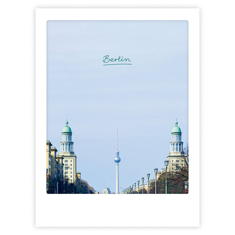 Das "towers of berlin" Kunstposter von Pickmotion zeigt den Berliner Fernsehturm umrahmt von zwei grünen Kuppeln mit dem Schriftzug "Berlin" darüber und bringt stilvollen Charakter in jeden Raum.