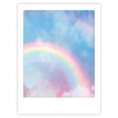 A rainbow in the sky" von Pickmotion zeigt einen pastellfarbenen Regenbogen über einem strahlend blauen Himmel mit flauschigen rosa und weißen Wolken - ein bezauberndes internationales Design, perfekt als Kunstposter für Ihren Bilderrahmen.