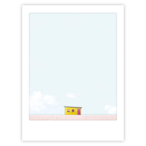 Ein glückliches Haus von Pickmotion zeigt ein kleines gelbes Haus mit einer rosafarbenen Tür unter einem blassblauen Himmel - ideal als Kunstposter oder maßgefertigte Bilderrahmen, um jedem Raum Charme zu verleihen.