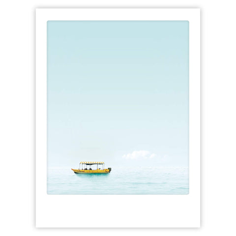 Das Kunstposter "Smooth Sailing" von Pickmotion zeigt ein gelbes Boot mit Verdeck auf ruhigem, blauem Wasser unter klarem Himmel und fängt eine Szene mit stilvollem Charakter ein.