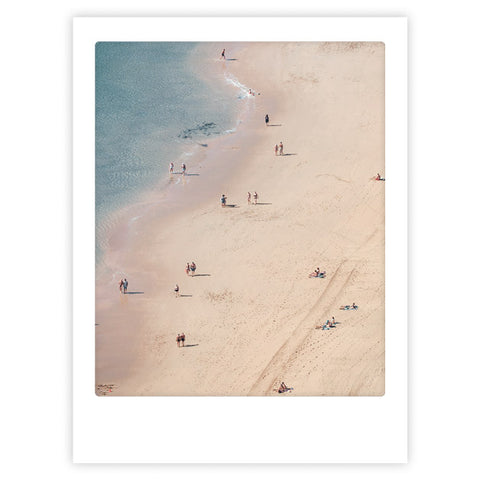 Luftaufnahme von Menschen an einem Sandstrand am Meer - Pickmotion's "beach day" Art Poster bringt stilvollen Charakter in jeden Raum und ist ideal für maßgefertigte Bilderrahmen.