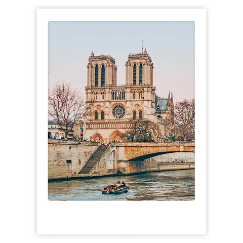 Eine Kreuzfahrt auf der Seine von Pickmotion: Ein Kunstposter mit Notre-Dame und einem Boot auf der Seine, perfekt für Instagramer und maßgefertigte Bilderrahmen. Bringen Sie mit diesem einzigartigen Stück Pariser Charme in jeden Raum.