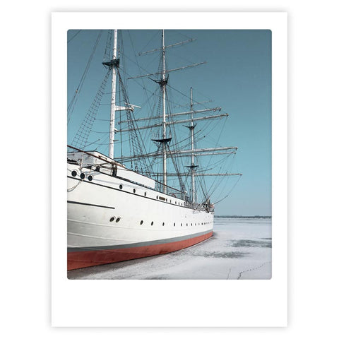 Sail with me" von Pickmotion zeigt ein großes weißes Segelschiff, das auf eisigem Wasser unter blauem Himmel angedockt ist - ein Kunstposter, ideal für internationale Instagramer, die auf der Suche nach auffälligen und einzigartigen Bildern sind.