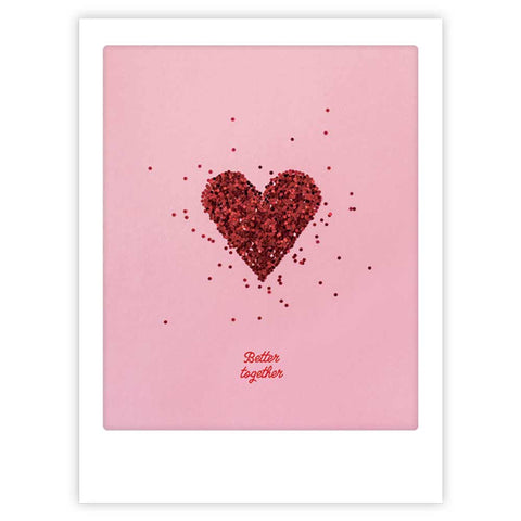 Das "better together" Kunstposter von Pickmotion zeigt ein rotes Glitzerherz mit Glitzer auf rosa Hintergrund und "Better together" in roter Schrift. Es verleiht jedem Raum einen stilvollen Charakter und lässt sich wunderbar mit individuellen Rahmen kombinieren.