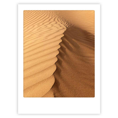 Dune von Pickmotion zeigt goldene Sanddünen mit strukturierten Wellen und einem dramatischen Schatten, der jedem Raum einen raffinierten Charakter verleiht. Ideal als Kunstposter in individuellen Rahmen.