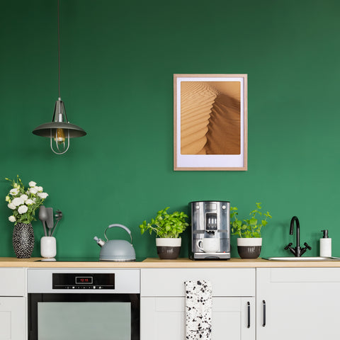 Moderne Küche mit grünen Wänden, Kaffeemaschine, Pflanzen, Utensilien und Pickmotion's "Düne" Art Poster in einem maßgefertigeten Bilderrahmen bringt stilvollen Charakter in den Raum.