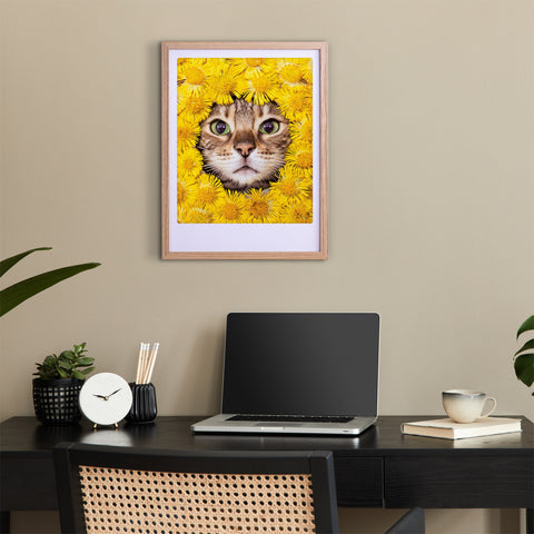 Ein gerahmtes "Katze und Blumen"-Foto von Pickmotion hängt über einem Schreibtisch mit Laptop und Pflanzen und verleiht ihm einen stilvollen Charakter - perfekt, um dieses einzigartige Kunstposter in Ihrem Arbeitsbereich zu präsentieren.