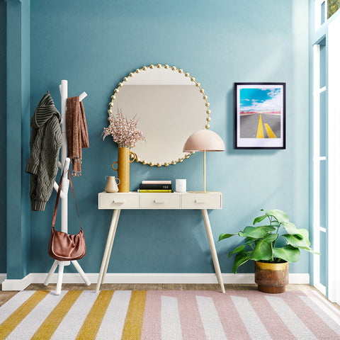Ein Eingangsbereich mit rundem Spiegel, Konsolentisch, Garderobe, gerahmtem Foto und Topfpflanze - ideal, um das Pickmotion-Kunstposter "Highway" und internationales Design in maßgefertigten Bilderrahmen zu präsentieren.