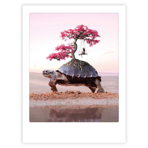 Das Pickmotion Art Poster "turtle life" zeigt eine Schildkröte, die einen rosa blühenden Baum mit einer Schaukel auf ihrem Panzer trägt, während sie am ruhigen Wasser spazieren geht und eine stilvolle und ruhige Stimmung einfängt.