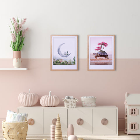 Ein pastellfarbenes Kinderzimmer mit dem "turtle life"-Kunstposter von Pickmotion in einem maßgefertigten Rahmen, gepaart mit Kuscheltieren, einem Puppenhaus und einer Topfpflanze auf dem Regal - perfekt für einen stilvollen Charakter.