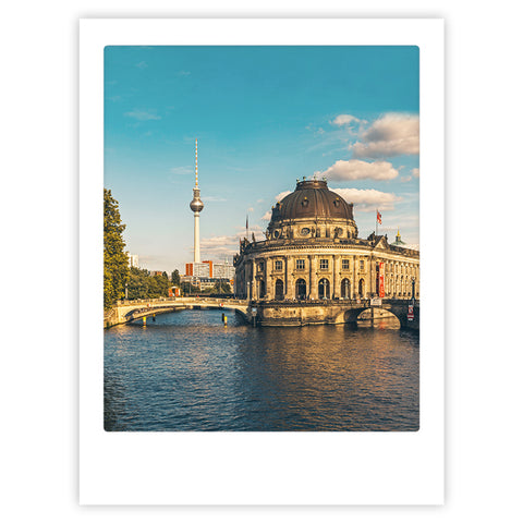Das Kunstposter "berlin museumsinsel" von Pickmotion zeigt die Museumsinsel und den Berliner Fernsehturm an der Spree unter blauem Himmel - perfekt für maßgefertigte Bilderrahmen und um jedem Raum stilvollen Charakter zu verleihen.