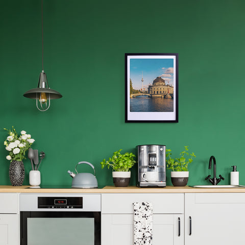 Moderne Küche mit grüner Wand, Pflanzen, einer Kaffeemaschine und dem "berlin museumsinsel" Art Poster von Pickmotion in maßgefertigten Bilderrahmen über der Arbeitsplatte für stilvollen Charakter.