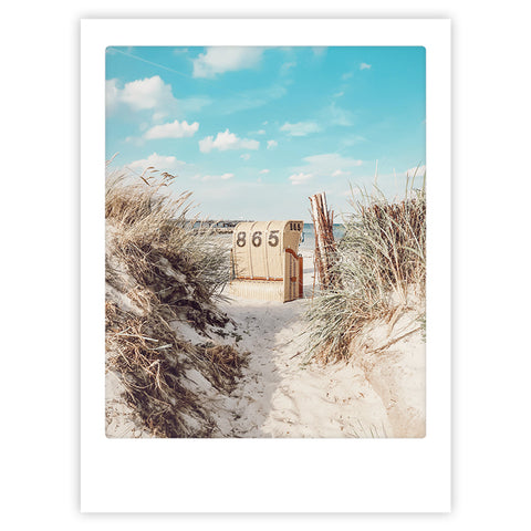 Ein Sandweg mit hohem Gras führt zu Pickmotion's Strandkorb 865 unter einem blauen Himmel, der als Kunstposter eingefangen wurde und Ihrem Raum einen stilvollen Charakter verleiht.