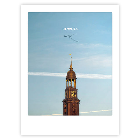 Der Uhrenturm der St. Michaelis Kirche in Hamburg steht unter einem blauen Himmel mit Vögeln über ihm, wunderschön eingefangen von Pickmotion - ein exklusives Kunstposter, perfekt für individuelle Bilderrahmen.