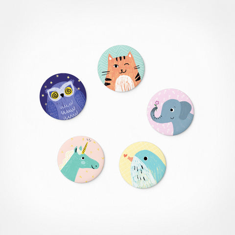 Das Magnet Set "Tierisch Cool!" von Pickmotion enthält 5 runde Magnete mit süßen Motiven (Eule, Katze, Elefant, Einhorn & Vogel) auf bunten Hintergründen - ideal als Deko oder für den Kühlschrank!.