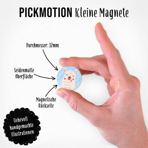 Eine Hand hält einen Magneten aus dem Tierisch Gut! Magnet Set S von Pickmotion mit niedlicher Lama-Illustration und deutschem Text - ideal als Deko oder zum Sammeln.