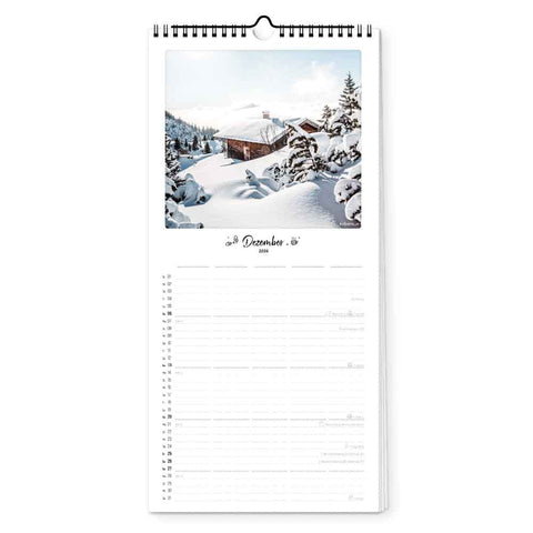 Der Berg ruft - Familienplaner (Format 20x42) von Pickmotion: Wandkalender geöffnet im Dezember mit verschneitem Hüttenmotiv und Tannen-Ideal, um deinen Monat im gemütlichen Winterstil zu organisieren.