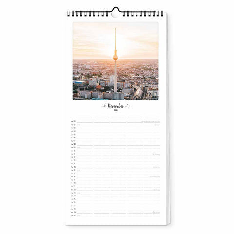 Der Pickmotion Berlin - Familienplaner (Format 20x42) ist ein Wandkalender, der bis November geöffnet ist, mit einem Stadtbildfoto über den datierten Zeilen - ideal als Kalender 2025, um den Terminkalender Ihrer Familie zu organisieren.